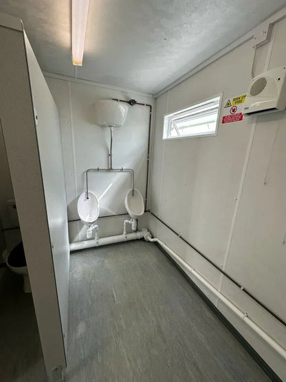 Contenedor de oficina 9,7 x 3 m con sanitarios